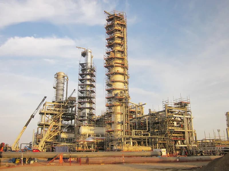 Andamio multidireccional Layher Allround montado en torres de una planta industrial